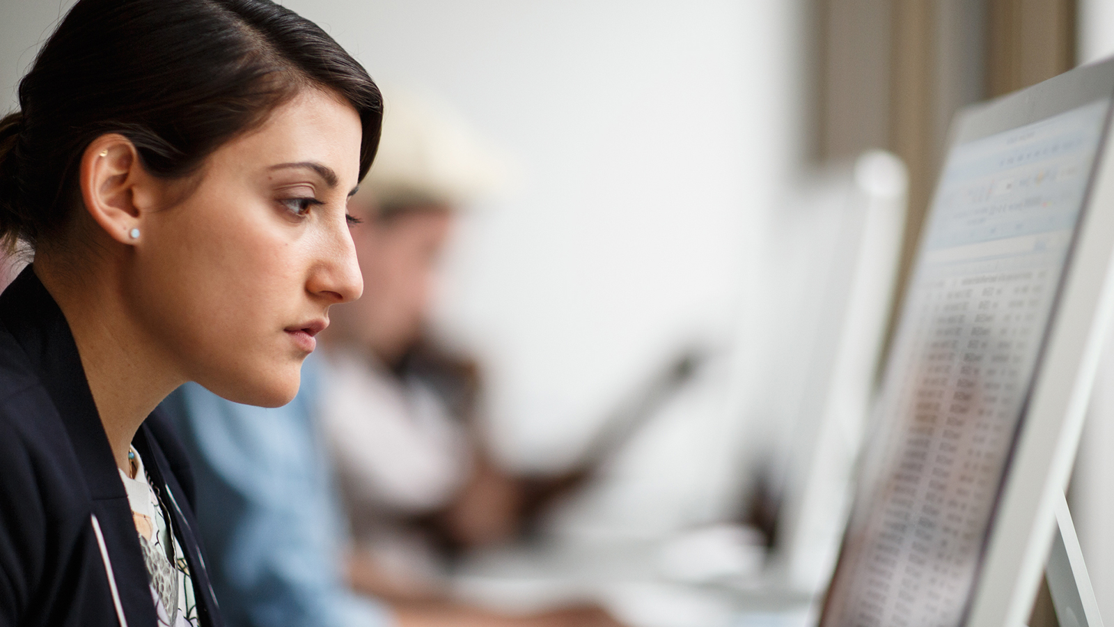 office-woman-monitor-1600x900